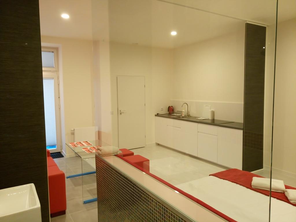 Mirror Apartments Краков Экстерьер фото